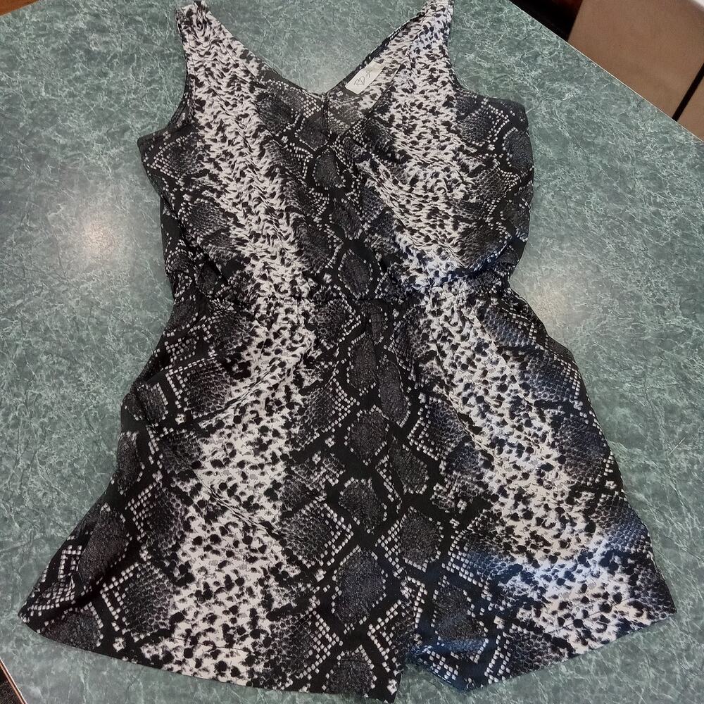 RD Style Animal Print Snake Sleeveless V Neck Romper Pockets Black White Gray